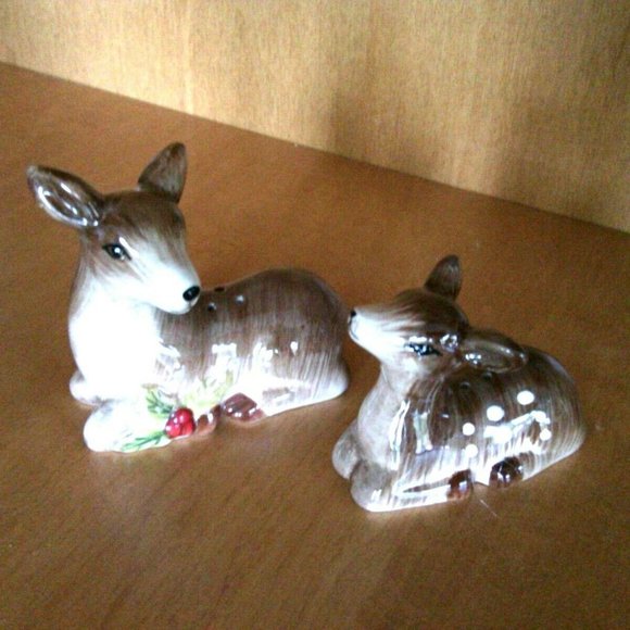 Salt & Pepper Shaker Set Cracker Barrel Ceramic Deer Susan Winget Christmas Gift - Picture 1 of 16